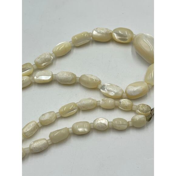 Vintage Natural Mother of Pearl Oval Bead Necklace Lustrous Shell Jewelry Boho - Picture 7 of 9